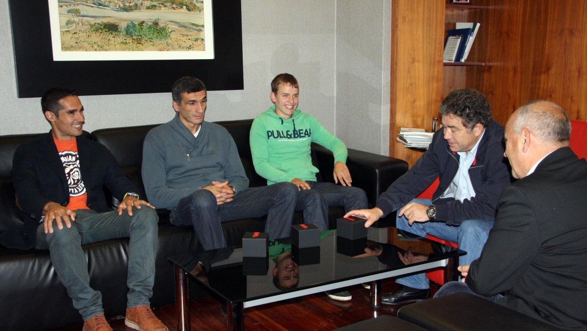Álvaro Fernández Fiuza, ÿscar Graña e Damián González xunto o alcalde e concelleiro de Deportes