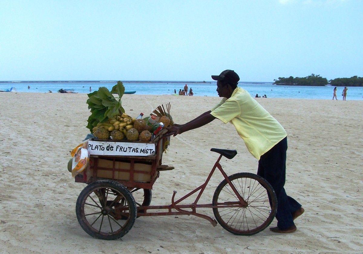 Vendedor de froitas na praia de Boca Chica, República Dominicana.