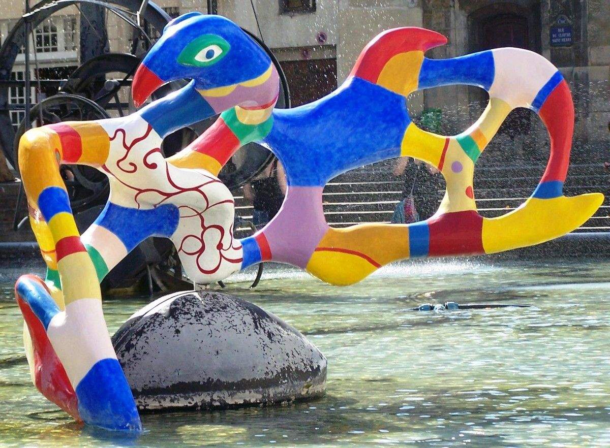 Detalle da fonte da praza de Igor Stravinsky, parís, Francia.