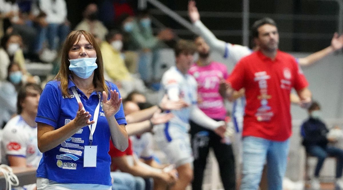 Irene Vilaboa, con Jabato al fondo, en el derbi de División Honor Plata entre Teucro y Cisne en el Pabellón Municipal