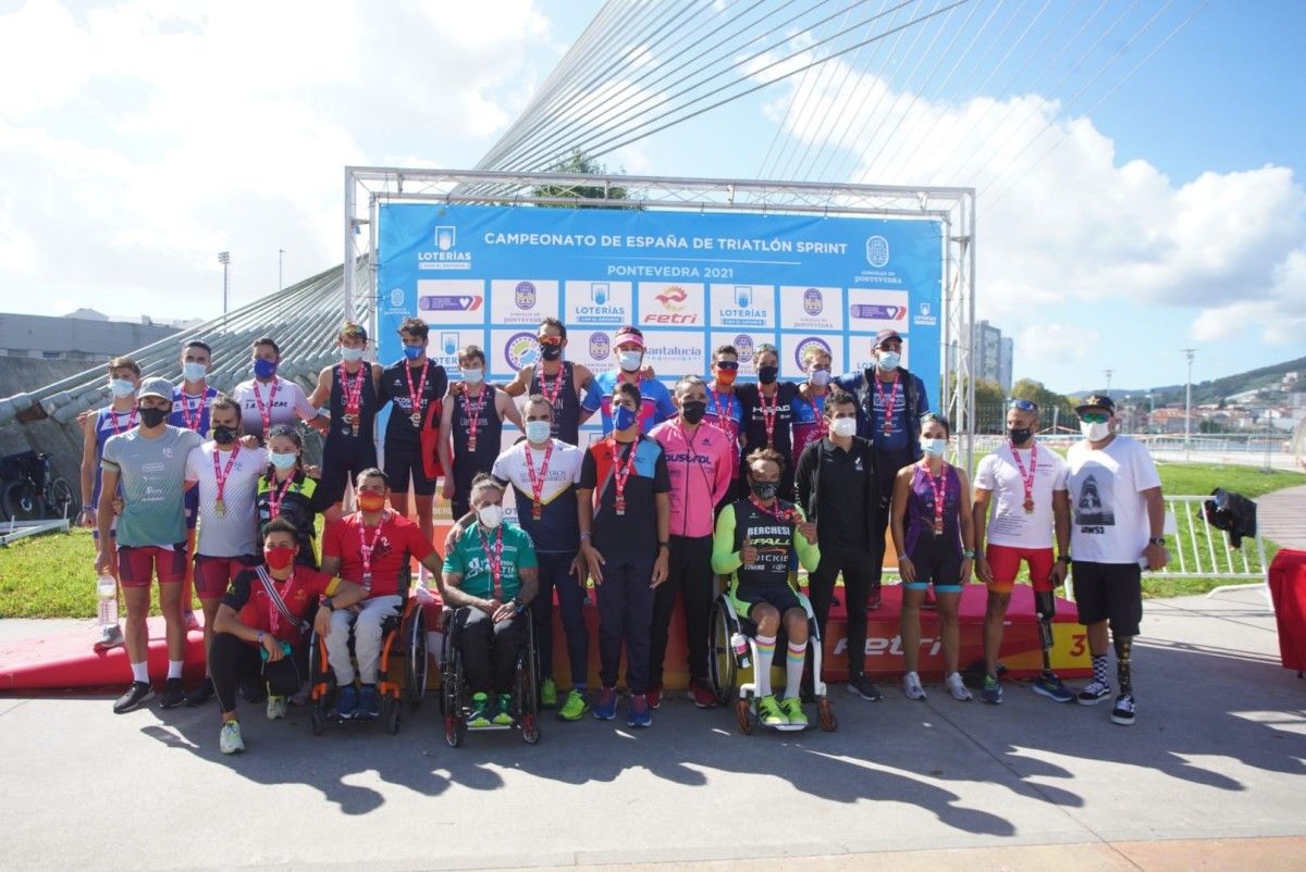 Medallistas de los grupos de edad y del paratriatlón en Pontevedra