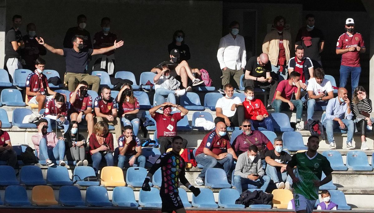 Grada de Pasarón en el partido de liga entre el Pontevedra y el Arenteiro
