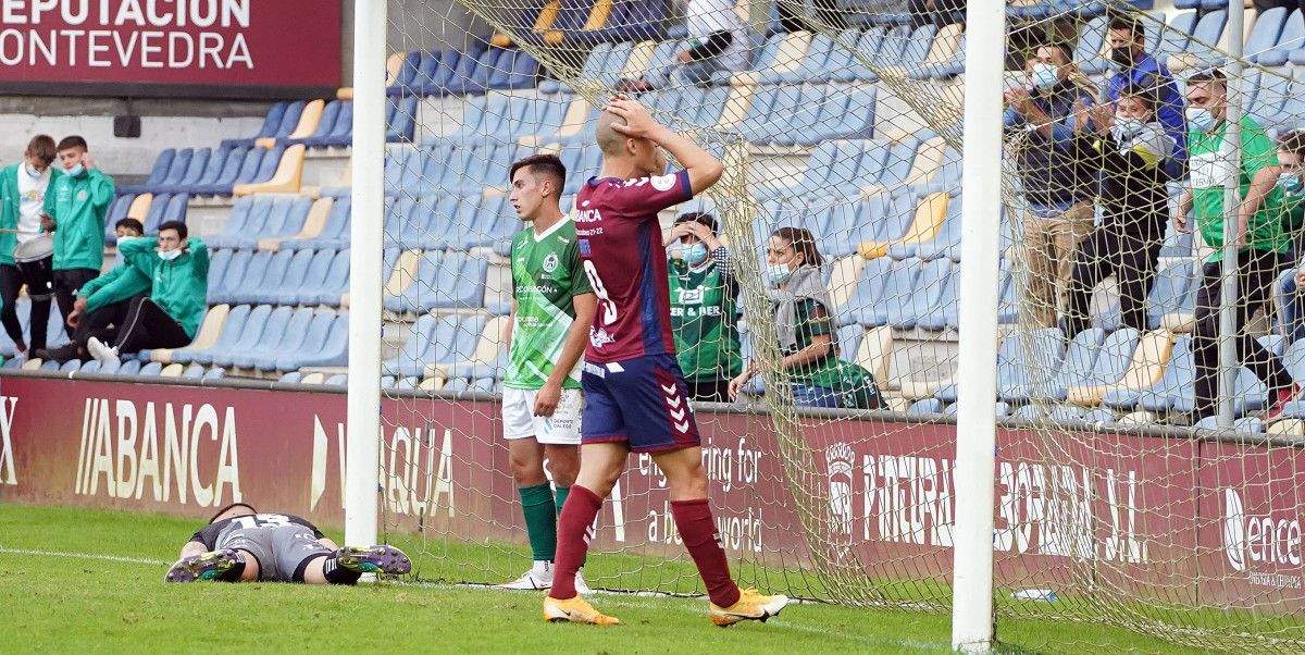 Rufo laméntase dunha ocasión perdida no partido de liga en Pasarón entre o Pontevedra e o Arenteiro