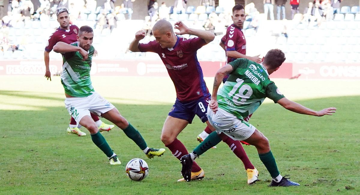 Rufo, con Charles de fondo, en el partido de liga en Pasarón entre el Pontevedra y el Arenteiro