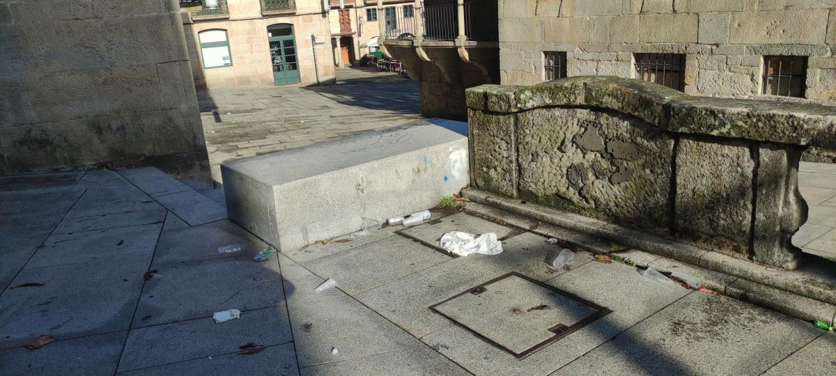 Restos de botellón en el entorno de los edificios históricos del Museo de Pontevedra
