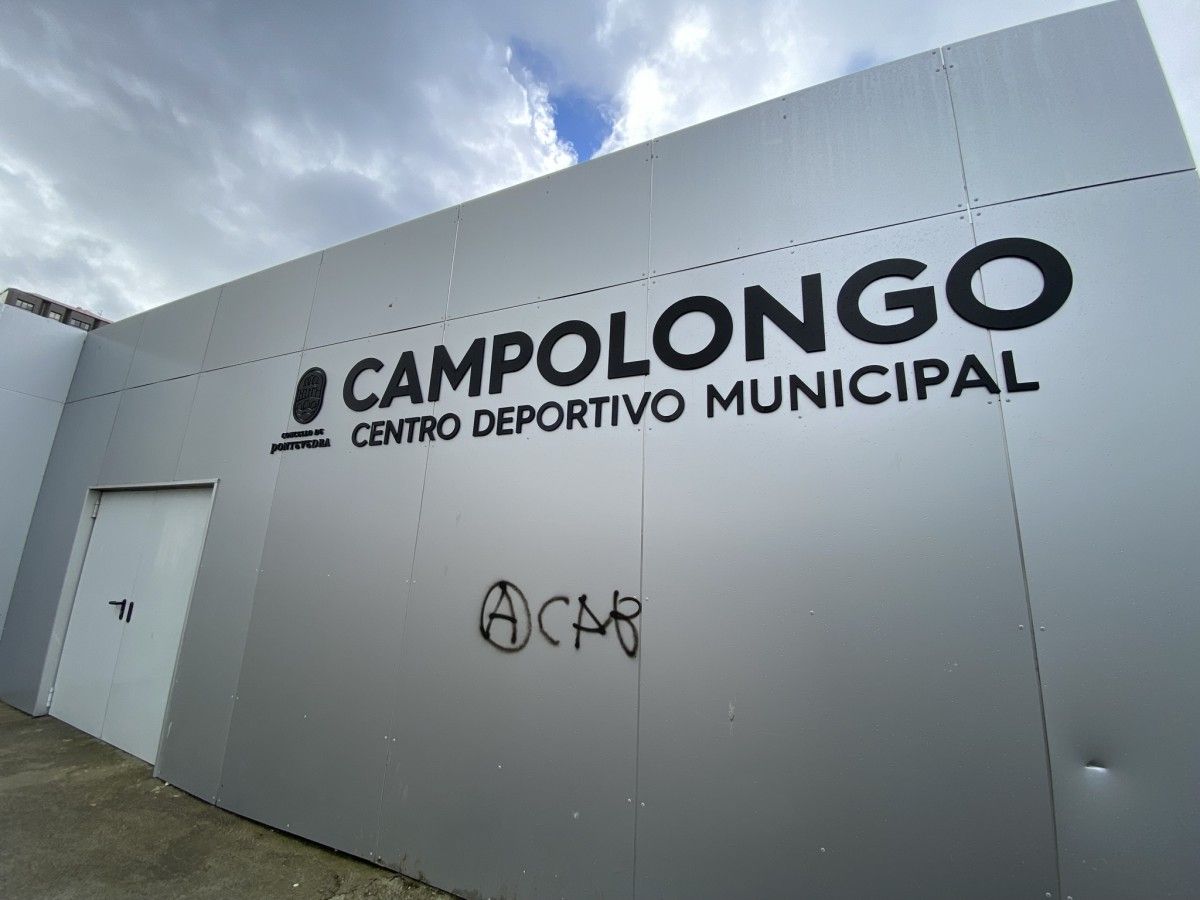 Pintada contra la Policía en la fachada del Concello en la calle Michelena