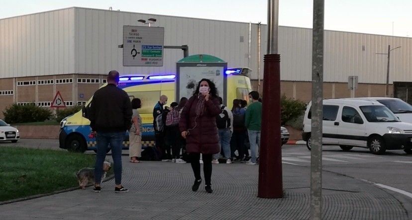 A ciclista é atendida no lugar onde se producía o accidente na avenida de Compostela