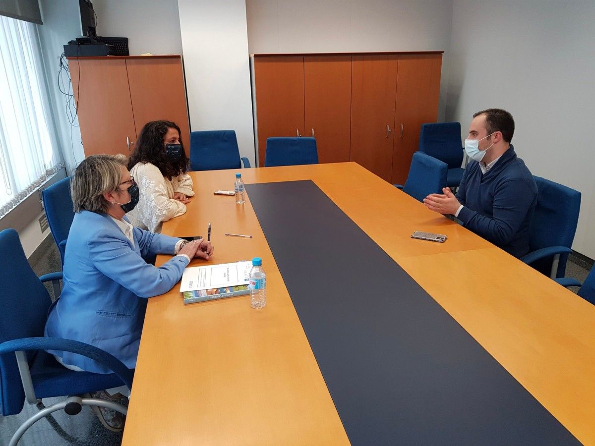 Reunión entre la conselleira del Mar, Rosa Quintana, y la presidenta de Portos de Galicia, Susana Lenguas, con el portavoz local del PP, Alberto Acuña