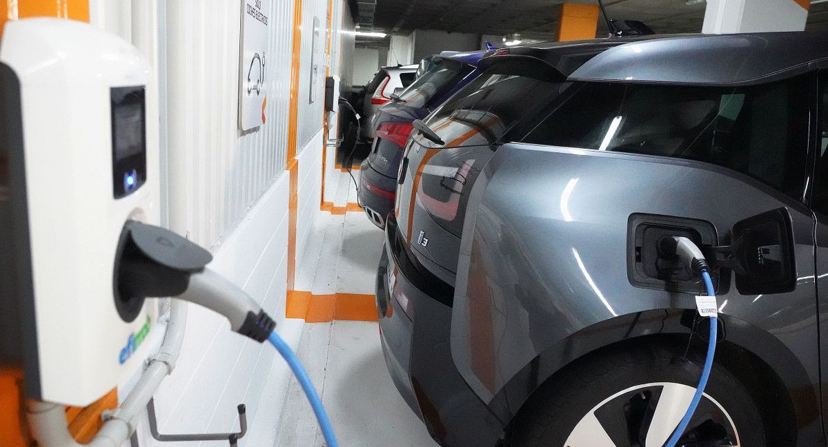 Cargador de coches eléctricos nun aparcamento de Pontevedra