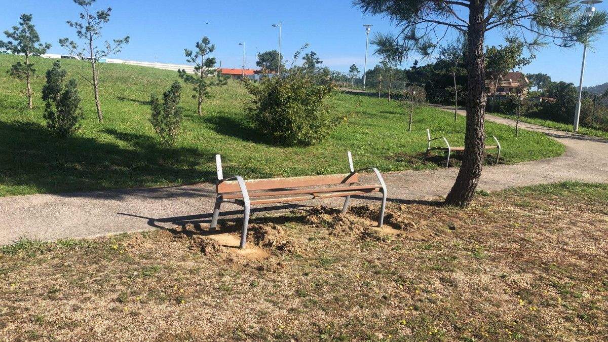 Destrozos no parque infantil de Soutullo