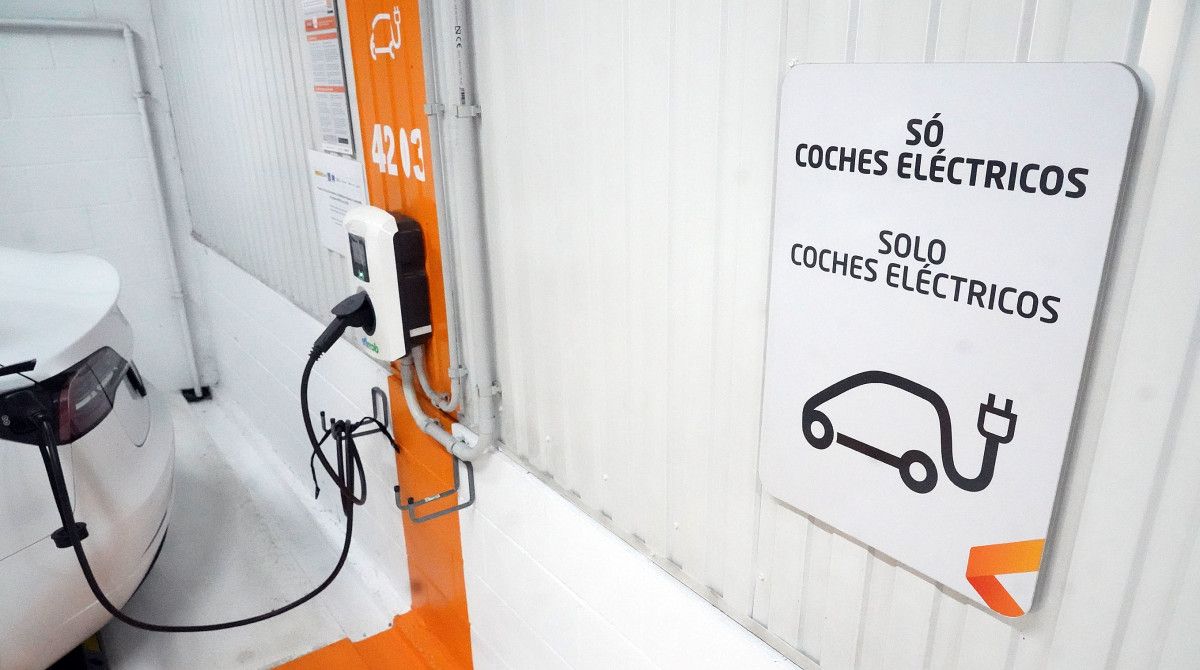 Cargador de coches eléctricos en un aparcamento de Pontevedra