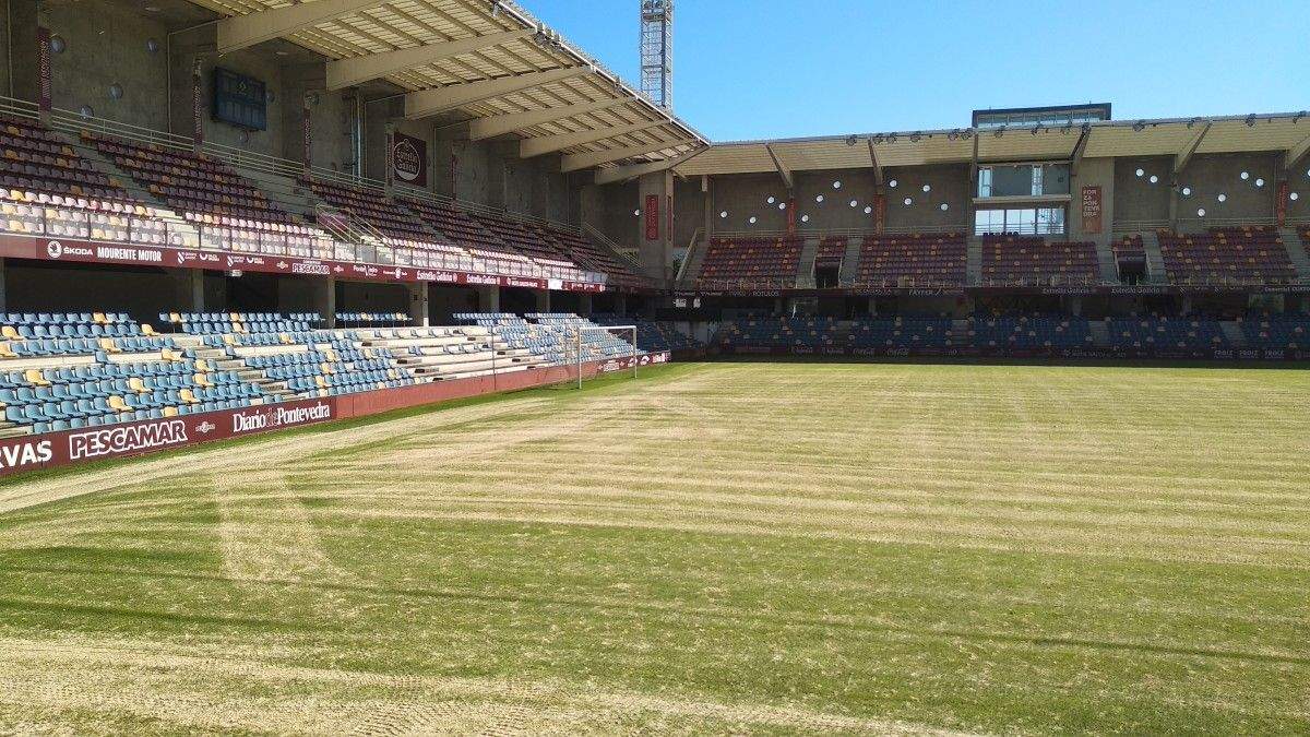 Tarefas de mantemento no céspede do Estadio Municipal de Pasarón