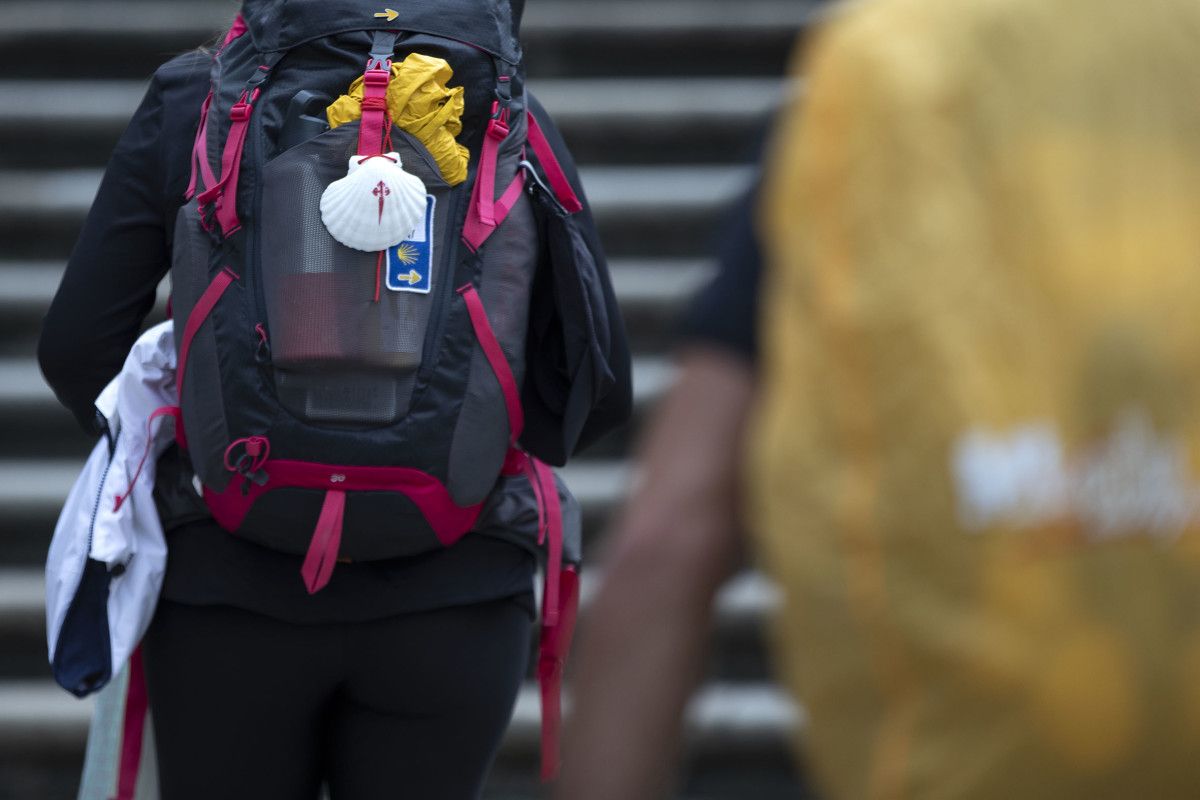 Un peregrino cargado con su mochila