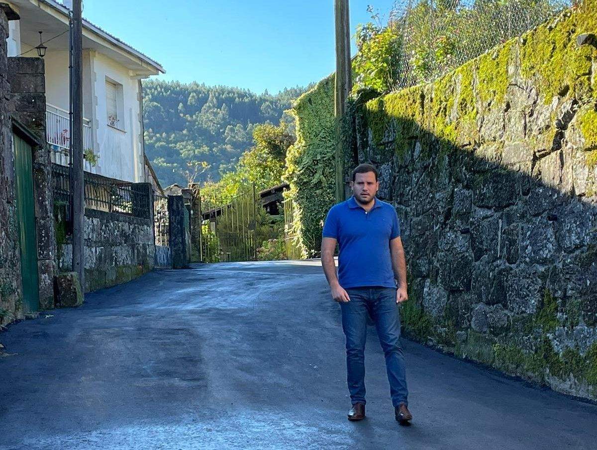 Jorge Cubela nun dos camiños pavimentados en Loureiro