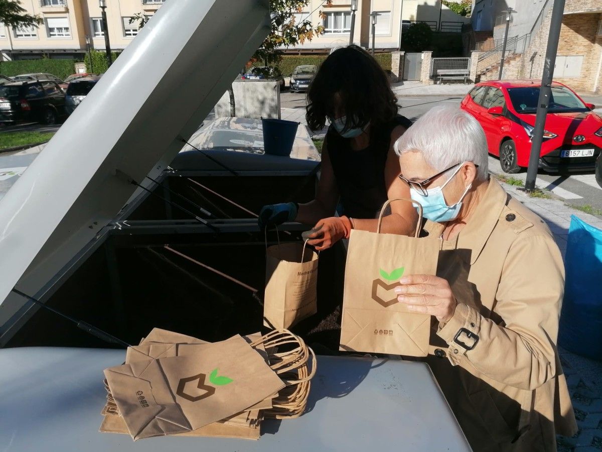 Entrega de compost a los vecinos en Poio