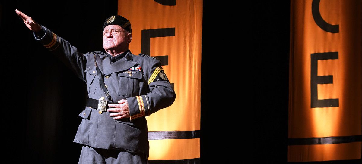 Leo Bassi representa en Pontevedra o espectáculo "Yo Mussolini"