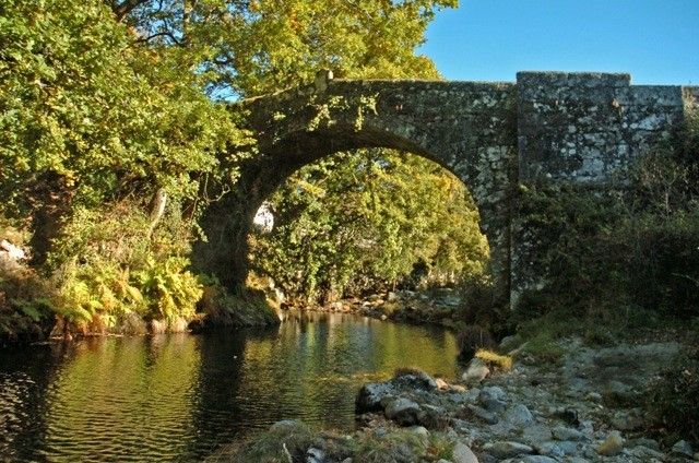 Puente medieval sobre el río parada en A Lama