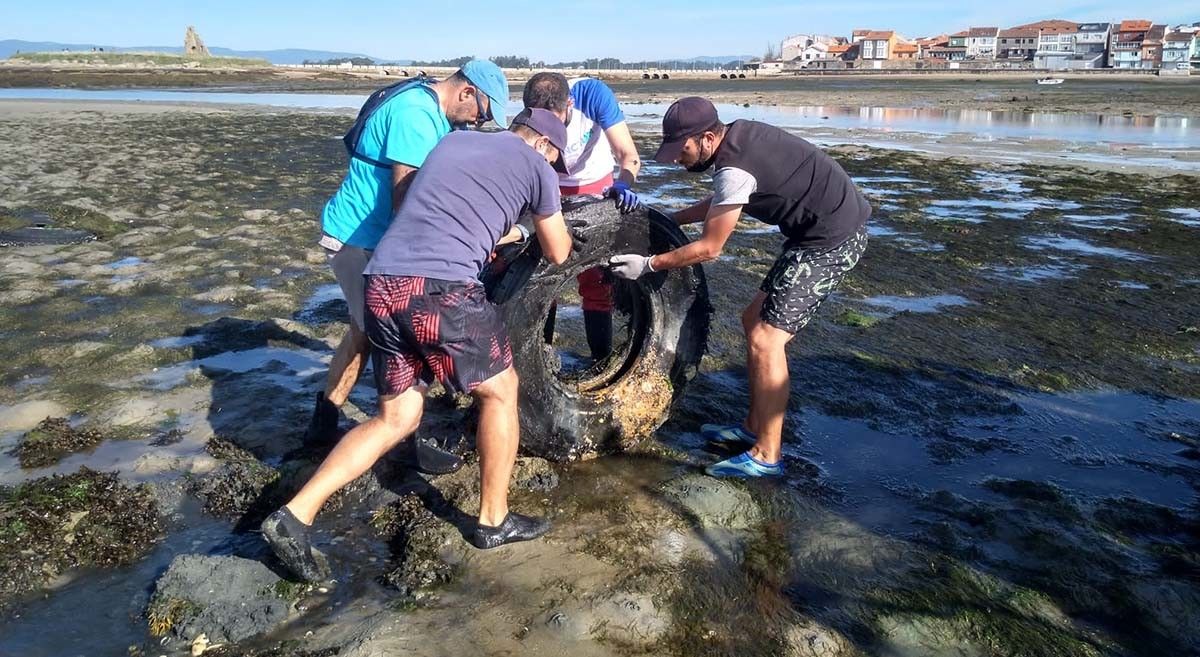 Limpeza nos fondos marisqueiros de Cambados