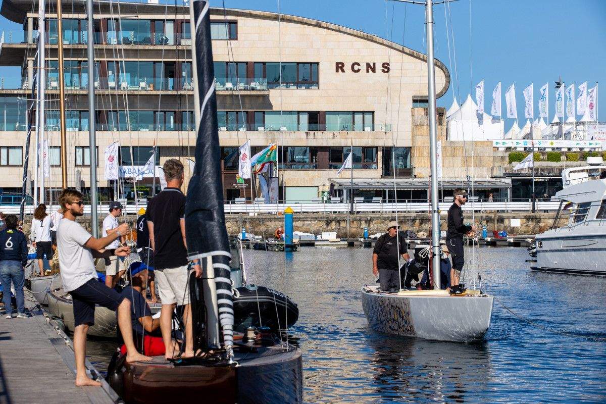 Flota internacional de la clase 6 metros de vela amarrada en el puerto de Sanxenxo
