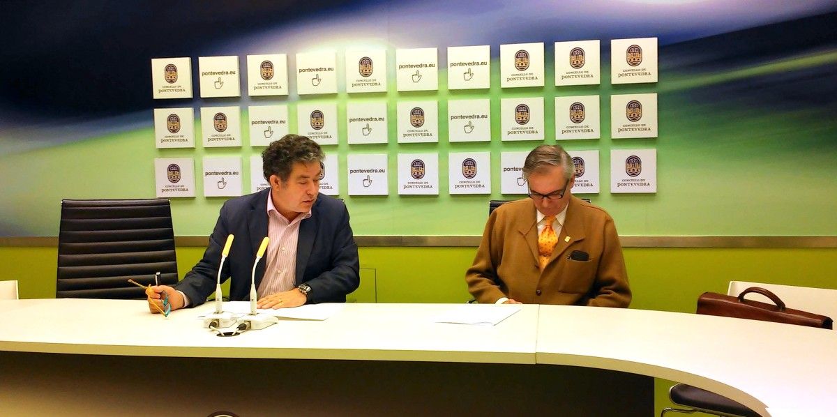 El alcalde, Miguel Anxo Fernández Lores, y Antonio de Ron, investigador do CSIC, presentan el Symposium