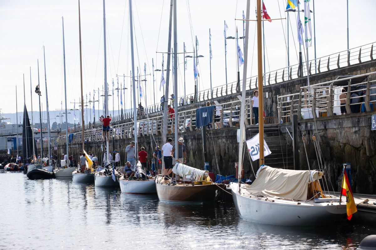 Flota internacional de la clase 6 metros de vela amarrada en el puerto de Sanxenxo