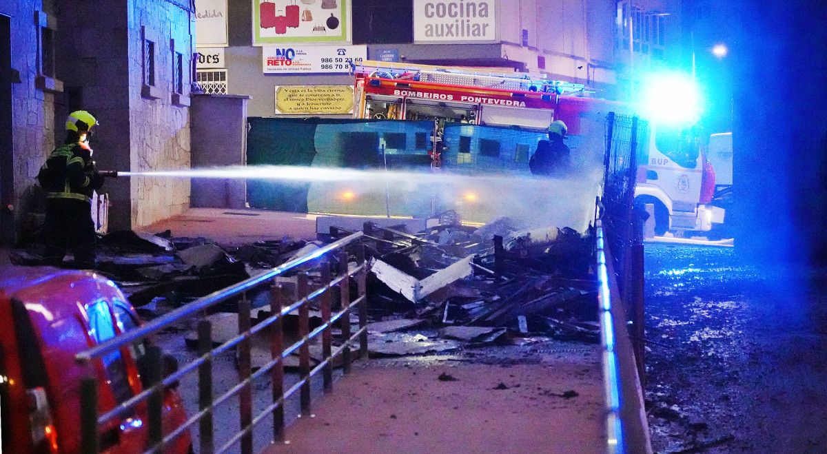 Incendio de material de obra en el entorno de la Residencia de Mayores en construcción en Casimiro Gómez
