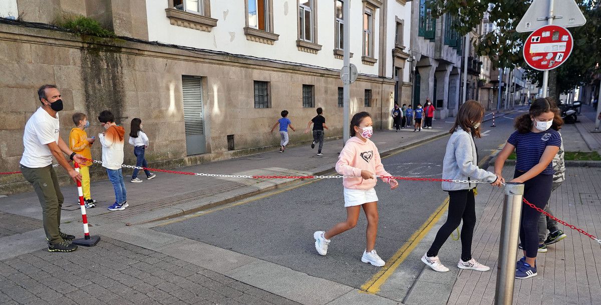 Alumnado del Froébel emplean la calle Alfonso XIII como patio de recreo