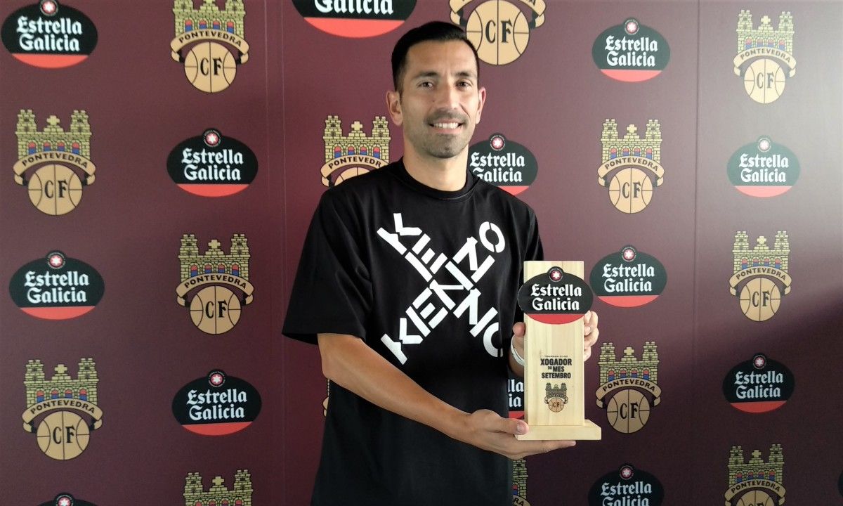 Charles recibe el Premio Estrella Galicia al mejor jugador del Pontevedra CF durante el mes de septiembre