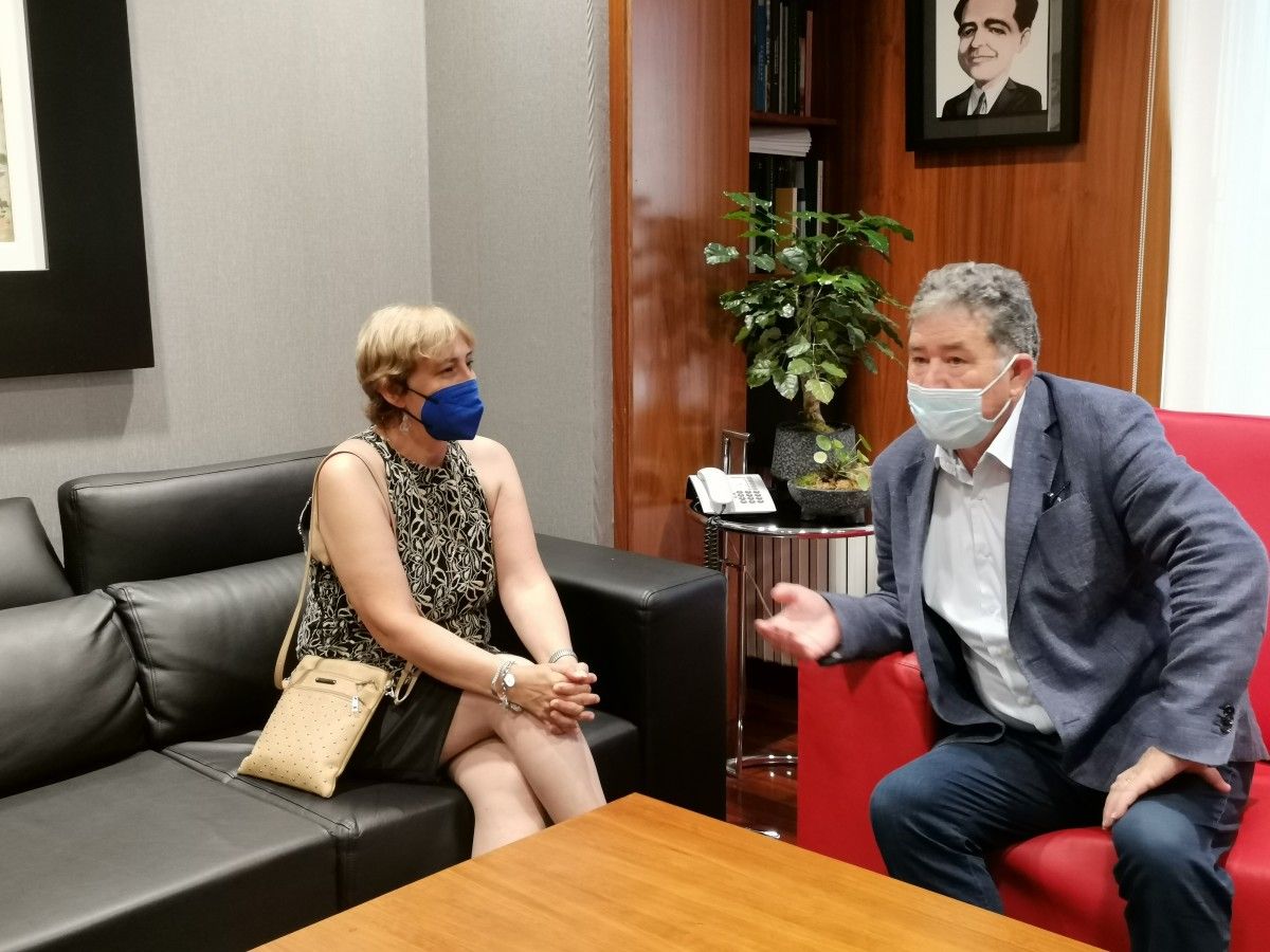 O alcalde de Pontevedra, Miguel Anxo Fernández Lores, recibe á gran mestra de xadrez Claudia Amura
