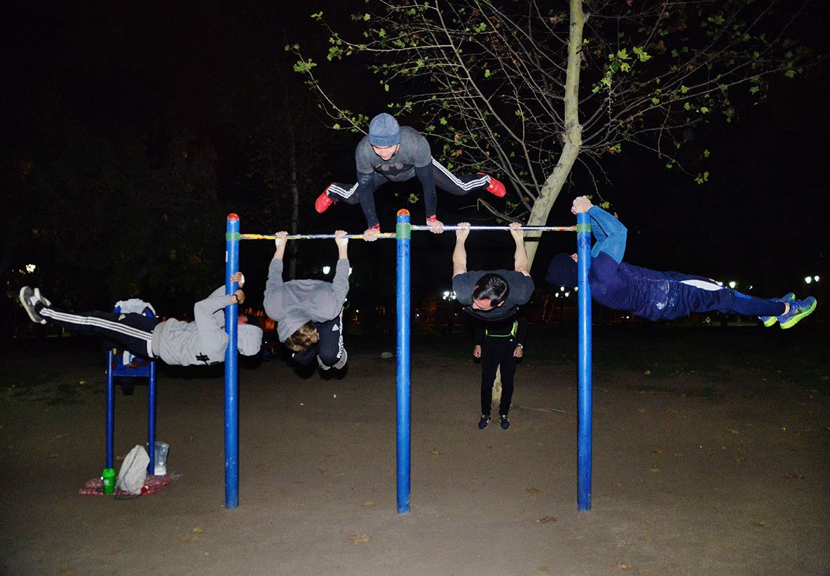 Un grupo de mozos practicando exercicios de calistenia