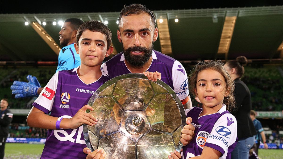 Diego Castro celebra el título de liga conseguido con el Perth Glory en 2019