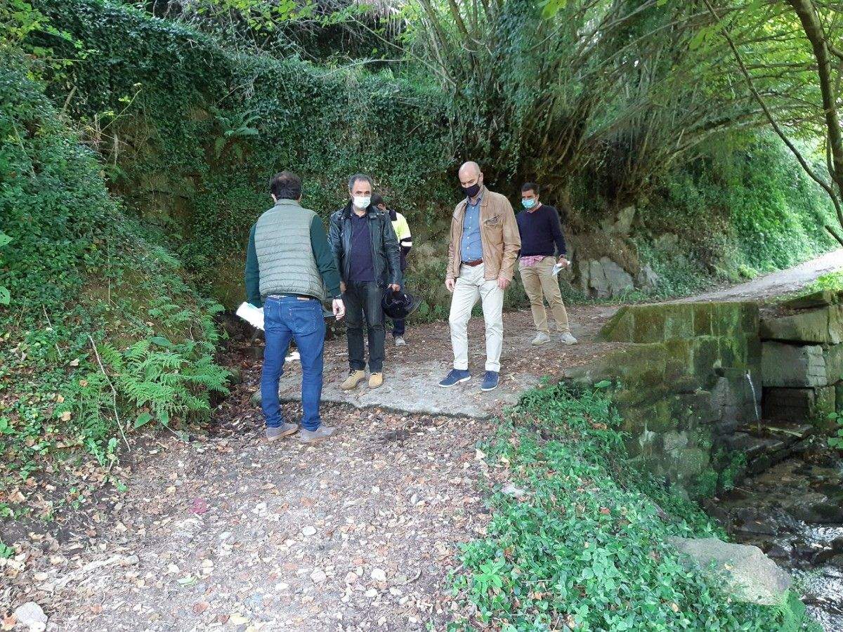 Visita do alcalde de Bueu á senda do río Bispo onde se van acometer as obras de ampliación