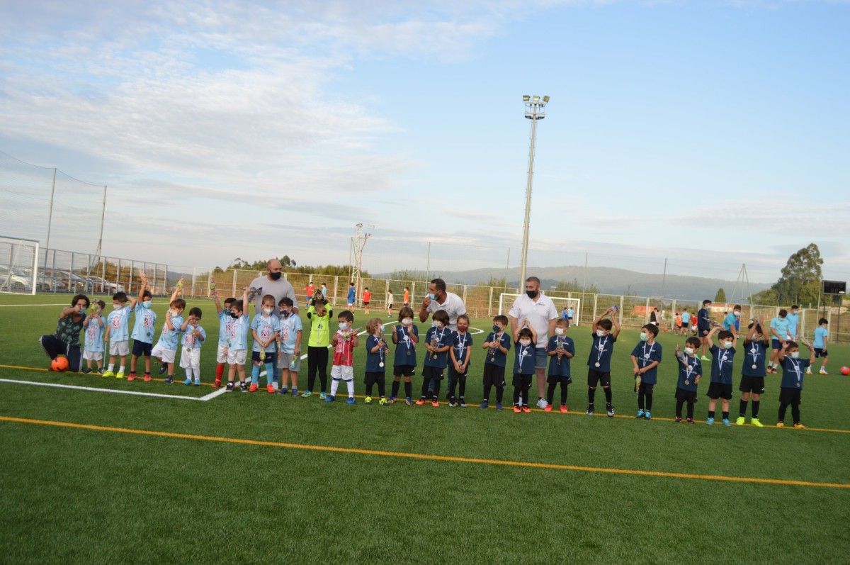 Exhibición de los biberones del Vilalonga y el Sport 2017 para inaugurar el campo de fútbol de O Revel