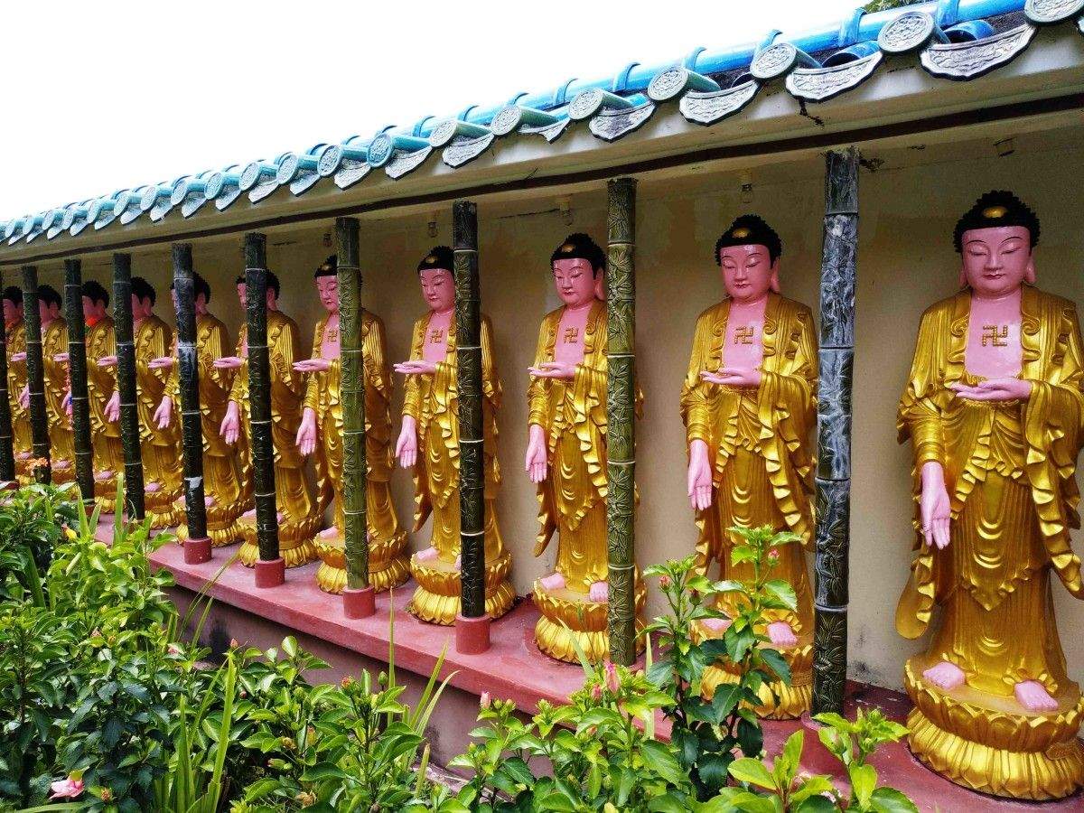 Budas no templo de Kek Lok Si