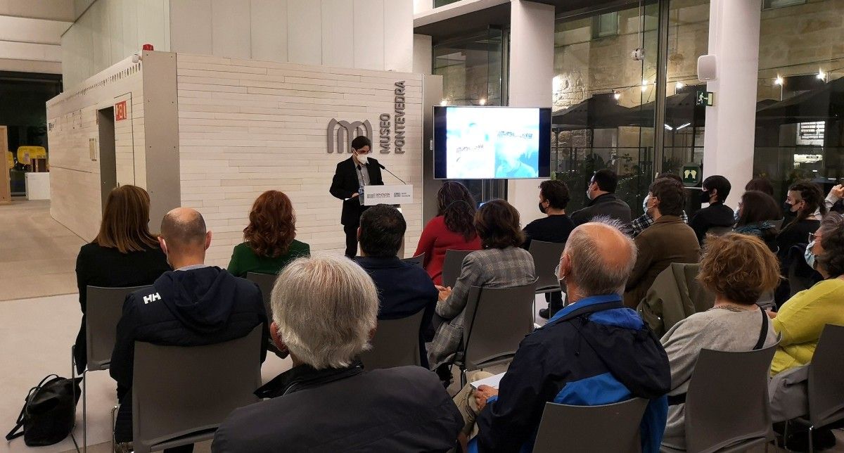 Kiko da Silva, coordinador de 'Regreso á Illa de San Simón' en la presentación de la obra gráfica