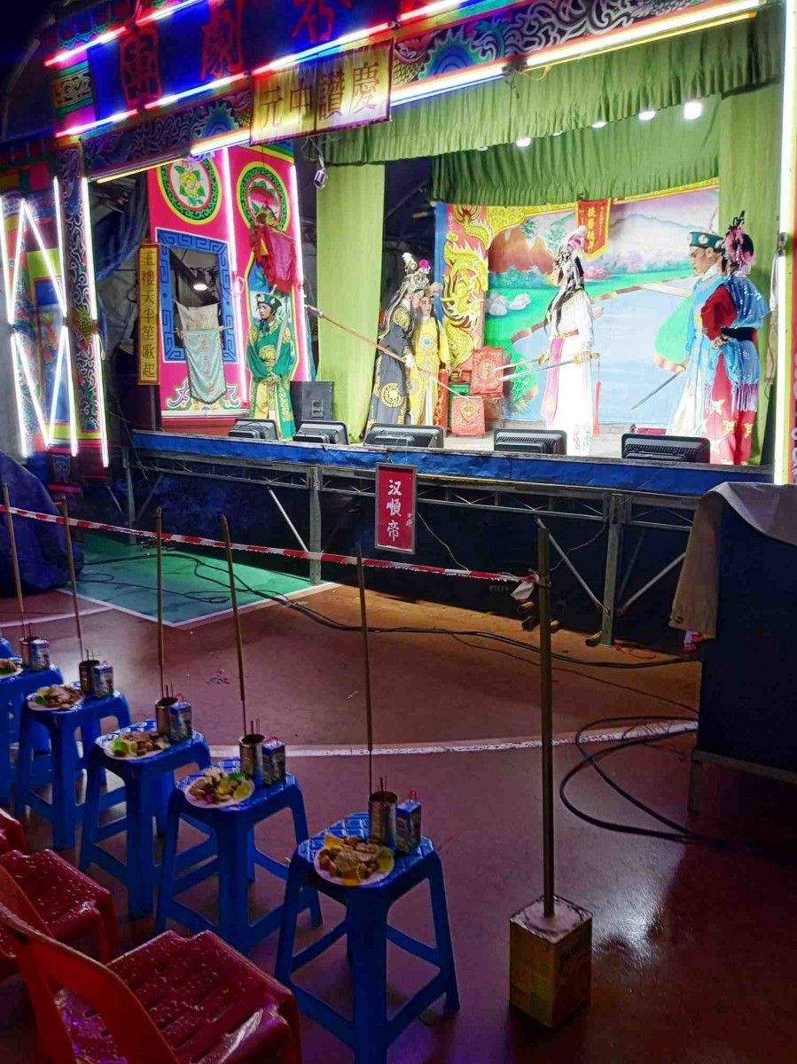 Representación teatral ante cadeiras baleiras no Phor Thor