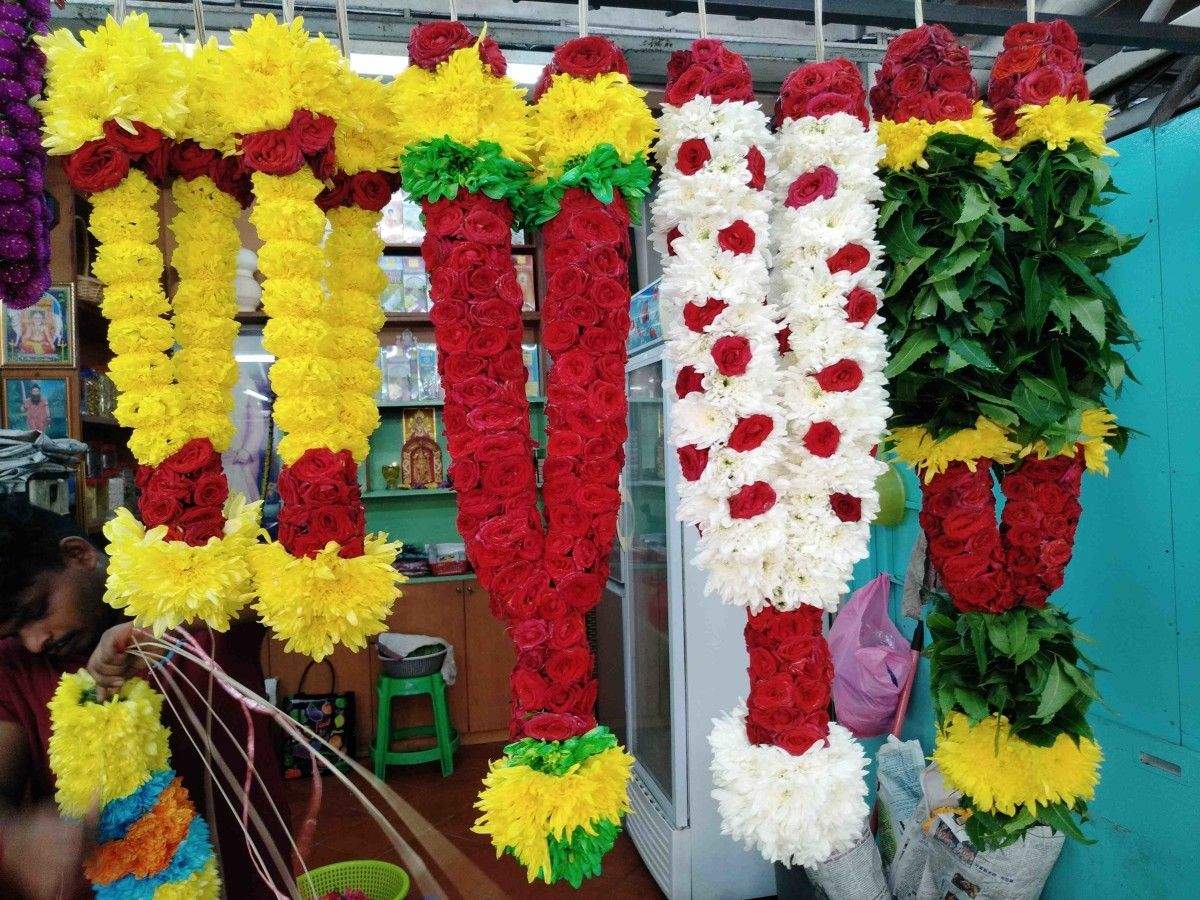 Coloridas guirlandas de flores nunha florería de Little India