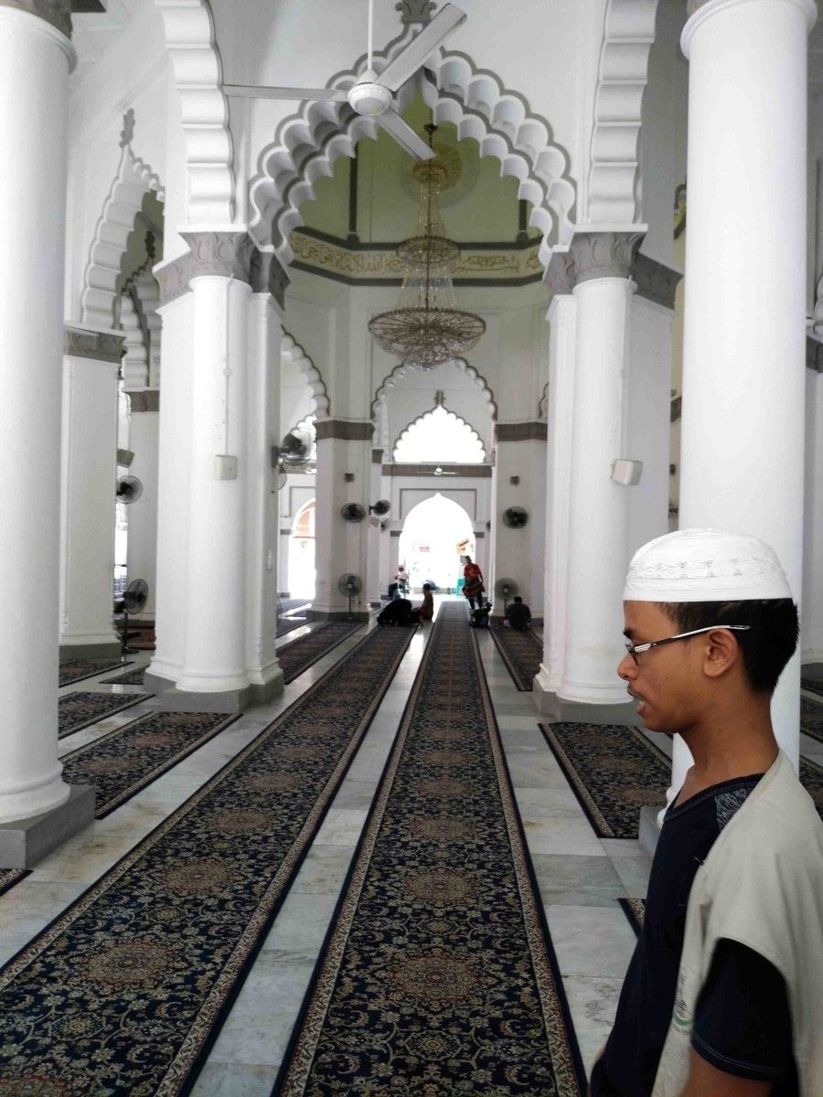 Interior da mesquita Kapitan Keling