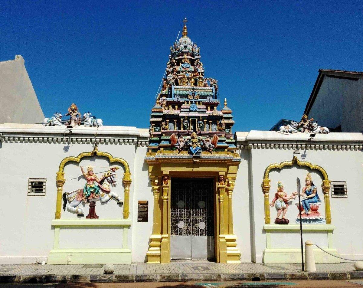 Fachada do templo hindú de Sri Mahamariamman
