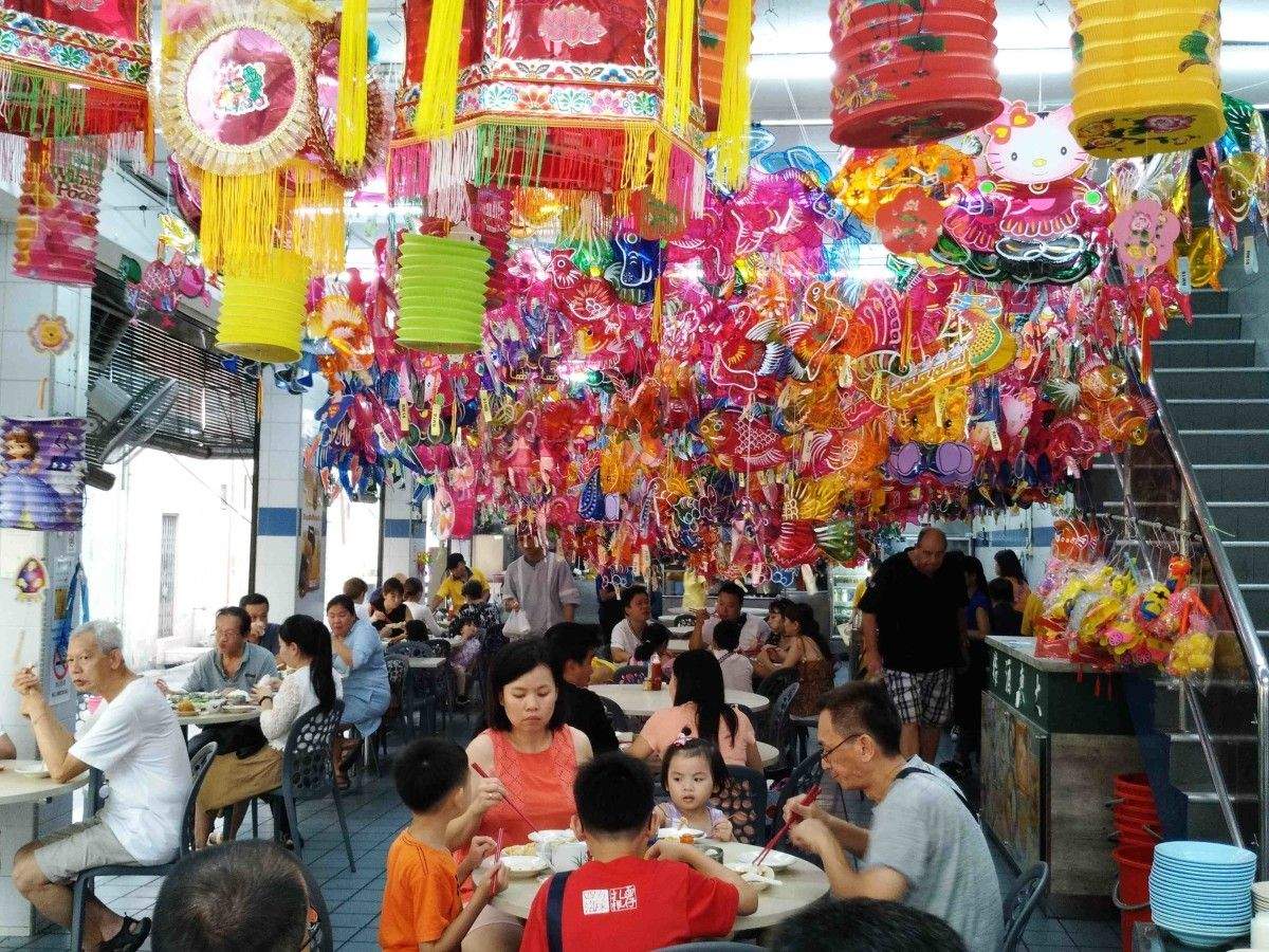 Comensais no mercado de Majlis Bandaraya Pulau Pinang