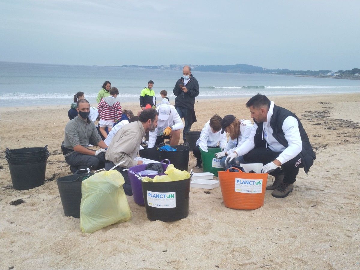 Limpieza de residuos na praia da Lanzada