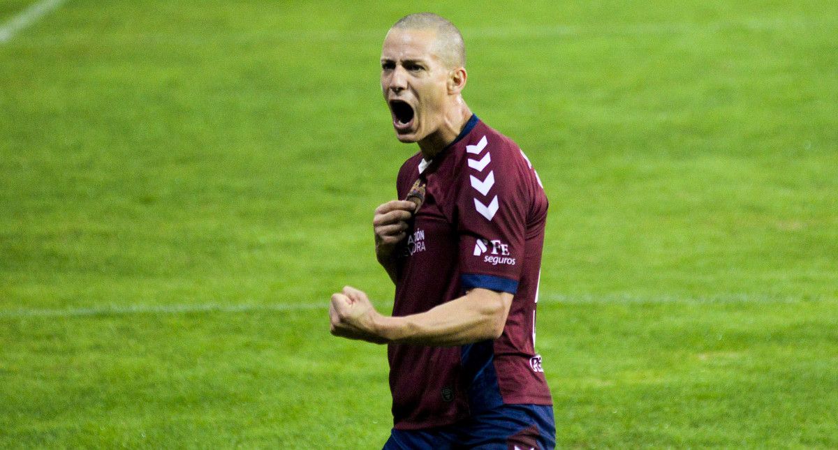 Rufo celebra uno de los sus goles en el partido de Segunda RFEF entre el Pontevedra y el Llanera en Pasarón