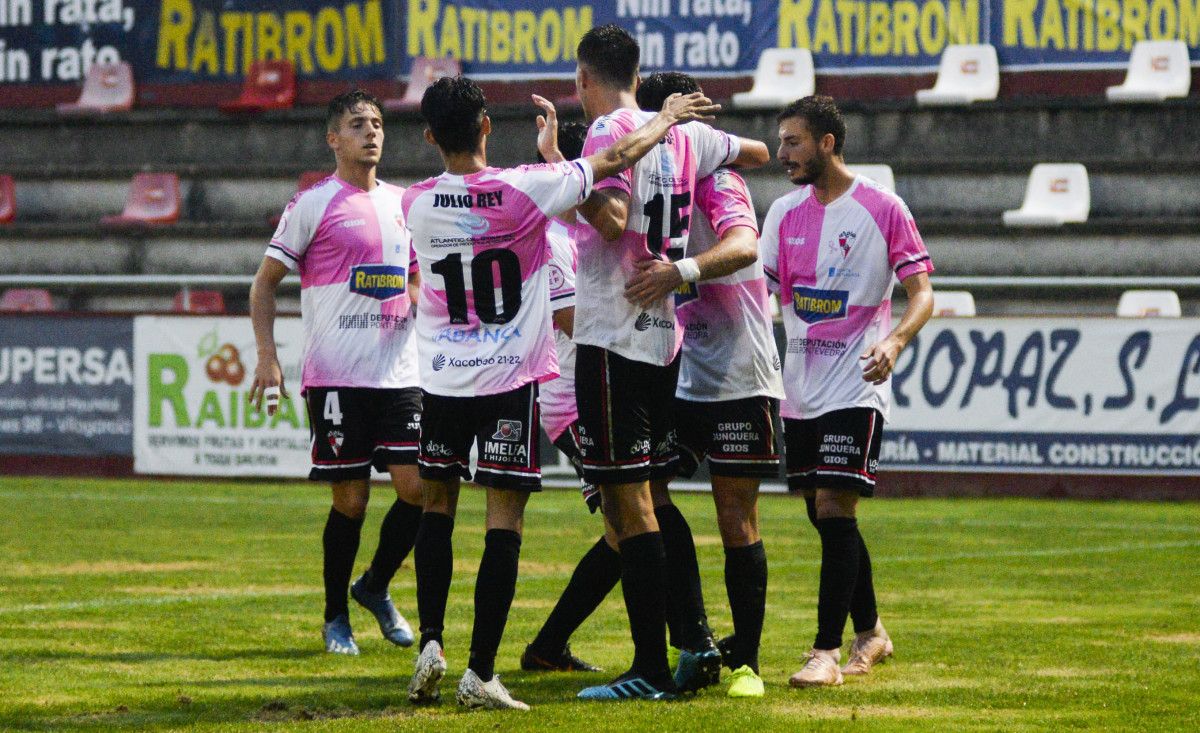 Partido entre Arosa y Navalcarnero en A Lomba