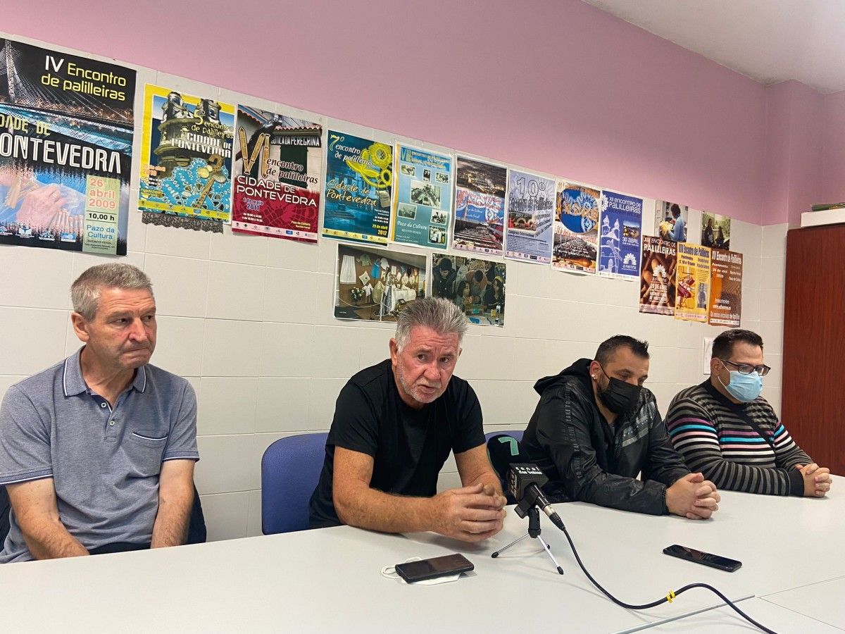 Carlos Diéguez, presidente de Ou Miradoiro de Monte Porreiro, xunto a outros membros da asociación de veciños de Monte Porreiro