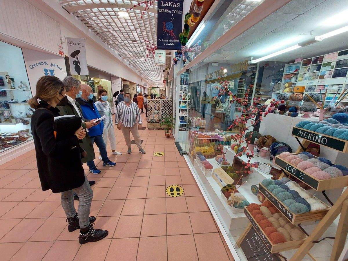 Visita do xurado aos establecementos participantes no concurso de escaparatismo O Meu Compromiso
