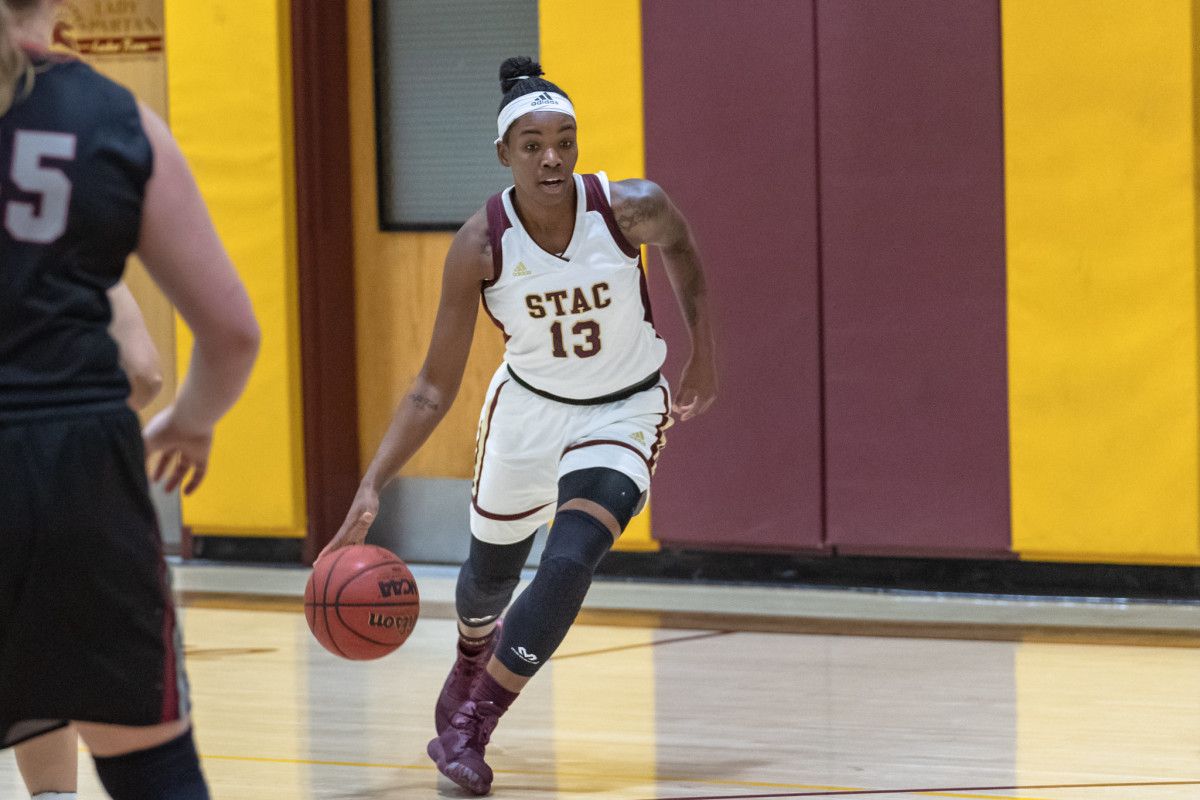 Ruth Adams, nun partido co St. Thomas Aquinas College
