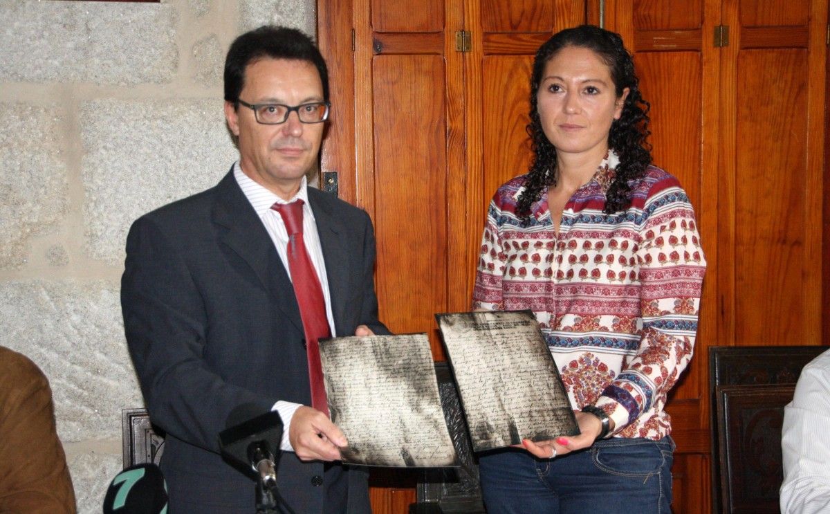 Mario Pazos y Silvia Díaz con el documento de venta de la finca de A puntada