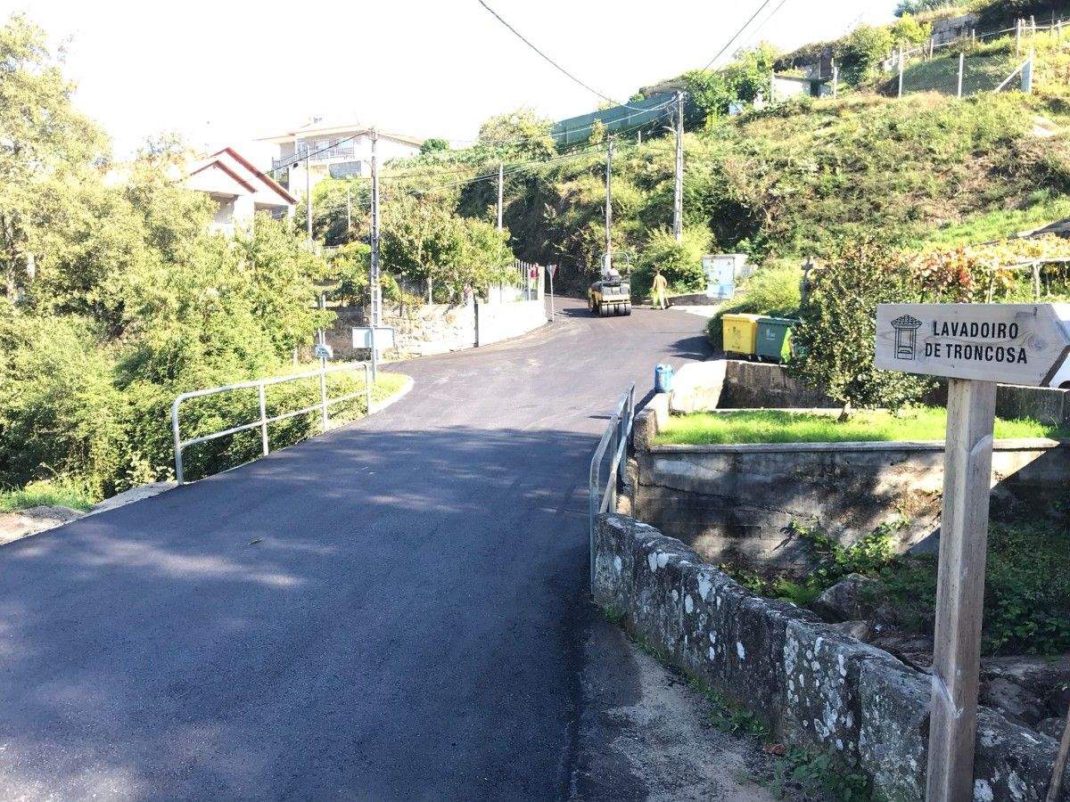 Asfaltado en camiños rurais de Marín