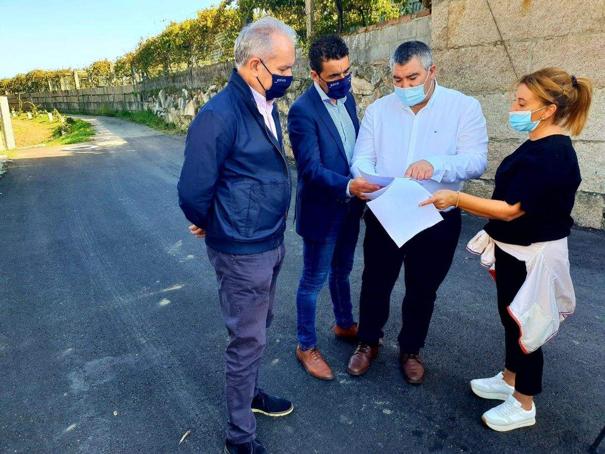 O delegado territorial da Xunta, Luís López, visita obras de asfaltado en Ribadumia