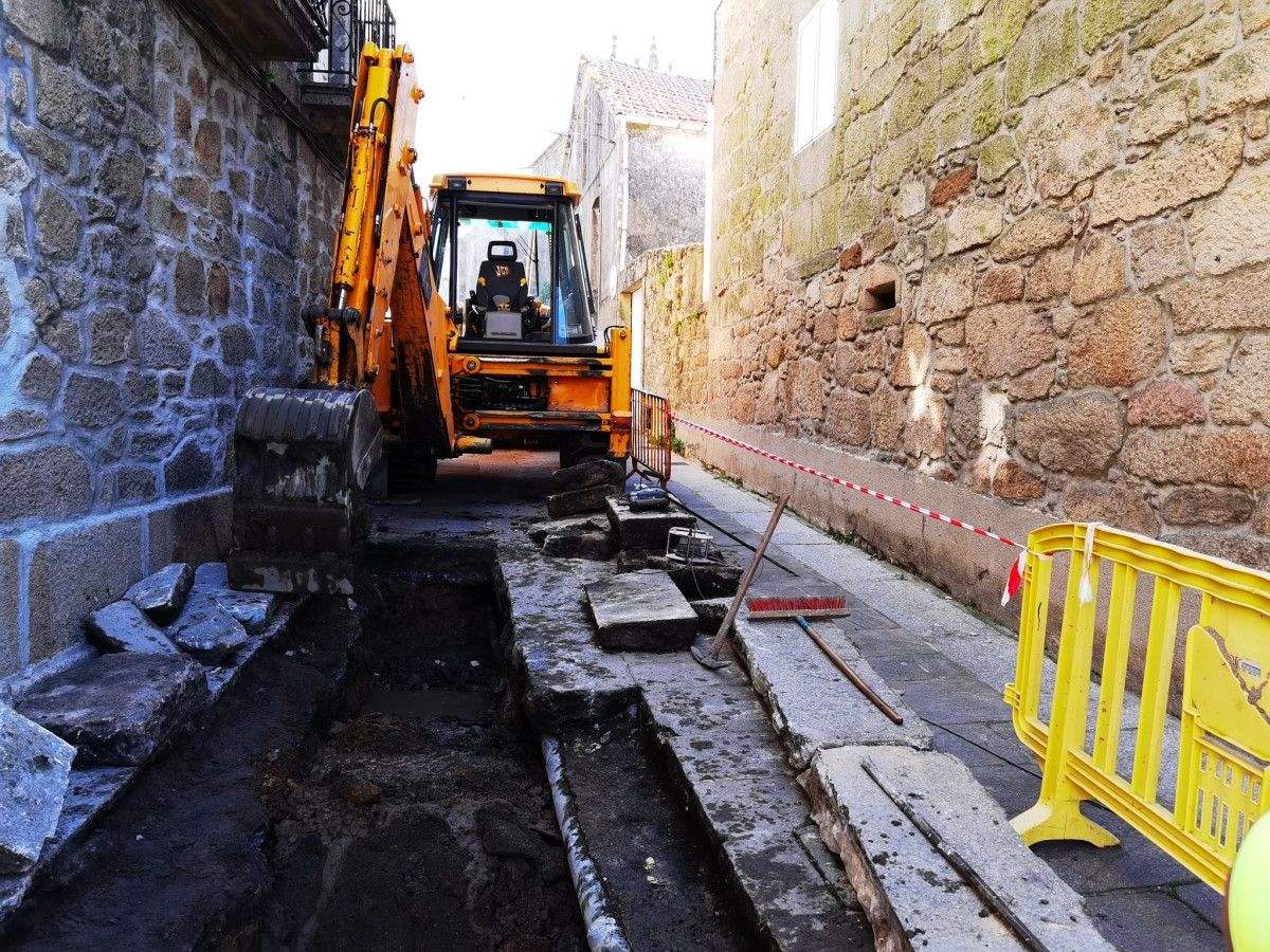 Obras en un vial de Cuntis